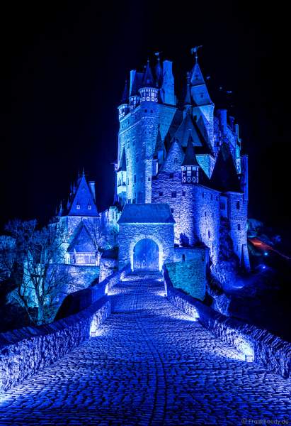 Farbenprächtig beleuchtete Burg Eltz bei Nacht bei dem Event Illumination Eltzer Burgpanorama