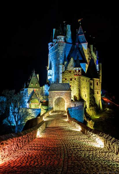 Farbenprächtig beleuchtete Burg Eltz bei Nacht bei dem Event Illumination Eltzer Burgpanorama