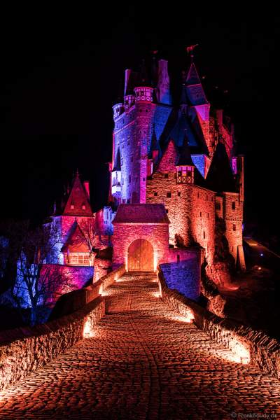Farbenprächtig beleuchtete Burg Eltz bei Nacht bei dem Event Illumination Eltzer Burgpanorama