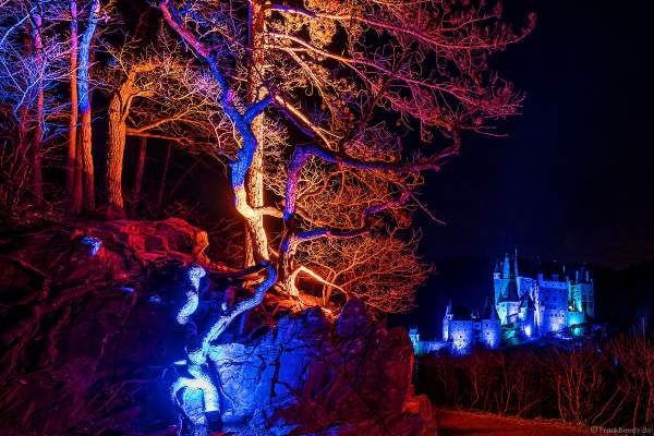 Kunstvolle Lichtinstallation auf dem Rundweg bei dem Event Illumination Eltzer Burgpanorama