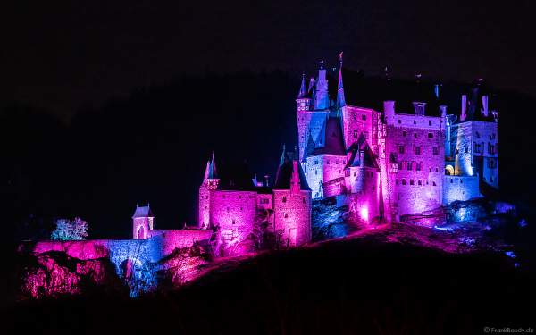 Farbenprächtig beleuchtete Burg Eltz bei Nacht bei dem Event Illumination Eltzer Burgpanorama