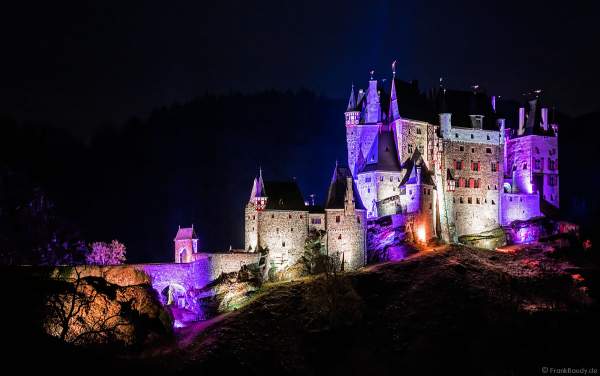 Farbenprächtig beleuchtete Burg Eltz bei Nacht bei dem Event Illumination Eltzer Burgpanorama