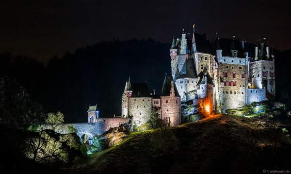 Farbenprächtig beleuchtete Burg Eltz bei Nacht bei dem Event Illumination Eltzer Burgpanorama