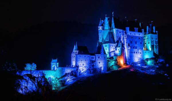 Farbenprächtig beleuchtete Burg Eltz bei Nacht bei dem Event Illumination Eltzer Burgpanorama