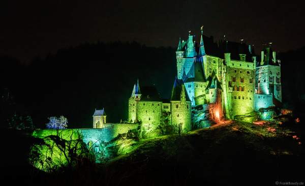 Farbenprächtig beleuchtete Burg Eltz bei Nacht bei dem Event Illumination Eltzer Burgpanorama