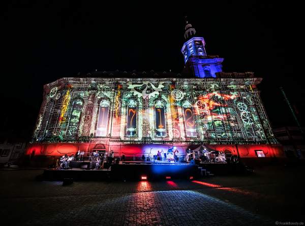 Auf Zeitreise bei der Multimedia-Inszenierung DER LUTHER-MOMENT an der Dreifaltigkeitskirche zum Gedenken an Martin Luther am 17. April 2021 beim Reformationsjubiläum "500 Jahre Reichstag zu Worms"