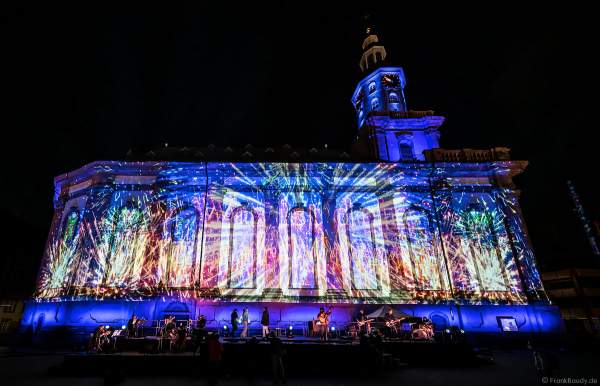 Virtuelles Feuerwerk beim Finale der Multimedia-Inszenierung DER LUTHER-MOMENT an der Dreifaltigkeitskirche zum Gedenken an Martin Luther am 17. April 2021 beim Reformationsjubiläum "500 Jahre Reichstag zu Worms"