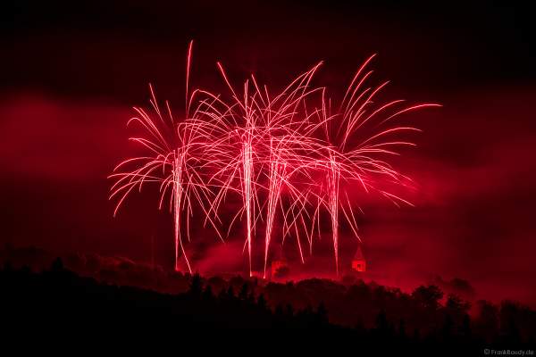 Rot beleuchtete Burg Frankenstein mit Feuerwerk bei NIGHT OF LIGHT 2021