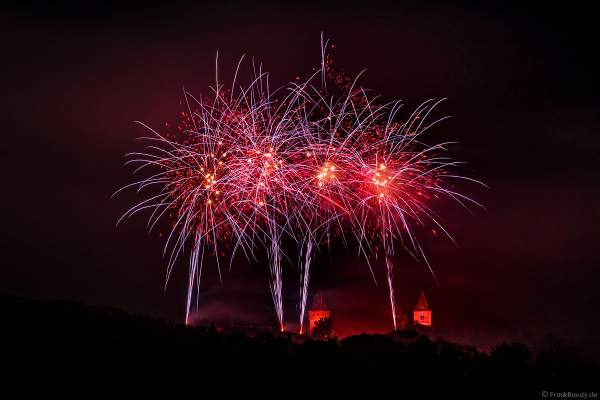 Rot beleuchtete Burg Frankenstein mit Feuerwerk bei NIGHT OF LIGHT 2021