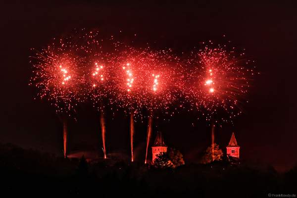 Rot beleuchtete Burg Frankenstein mit Feuerwerk bei NIGHT OF LIGHT 2021