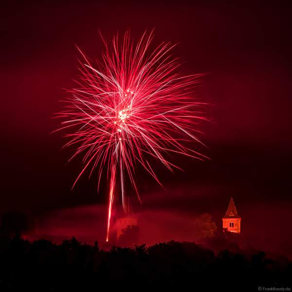 Rot beleuchtete Burg Frankenstein mit Feuerwerk bei NIGHT OF LIGHT 2021