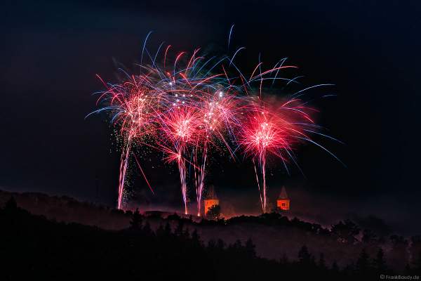 Rot beleuchtete Burg Frankenstein mit Feuerwerk bei NIGHT OF LIGHT 2021