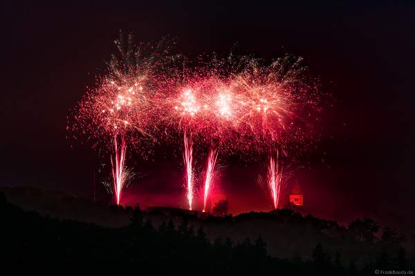 Rot beleuchtete Burg Frankenstein mit Feuerwerk bei NIGHT OF LIGHT 2021