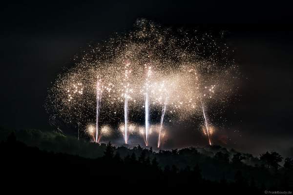 Rot beleuchtete Burg Frankenstein mit Feuerwerk bei NIGHT OF LIGHT 2021