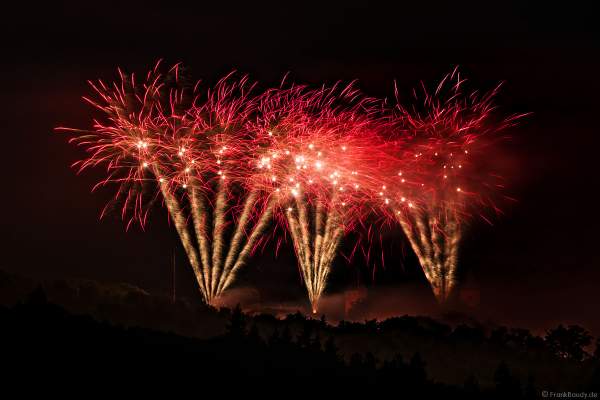 Rot beleuchtete Burg Frankenstein mit Feuerwerk bei NIGHT OF LIGHT 2021