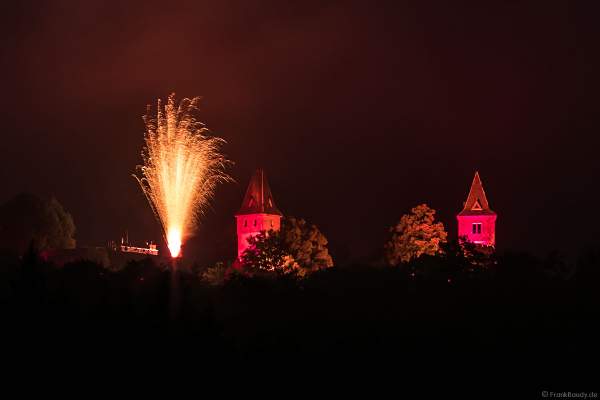 Rot beleuchtete Burg Frankenstein mit Feuerwerk bei NIGHT OF LIGHT 2021