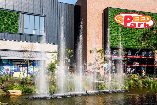 Musikalische Wasserspiele in der Shopping Promenade Coeur Alsace, Vendenheim bei Straßburg - Frankreich