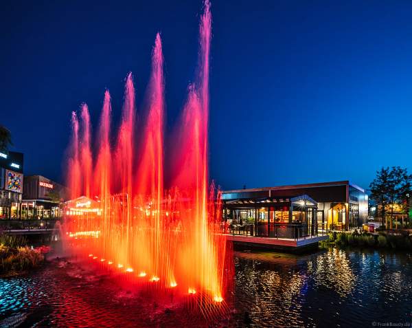 Musikalische Wasserspiele in der Shopping Promenade Coeur Alsace, Vendenheim bei Straßburg - Frankreich