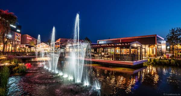 Musikalische Wasserspiele in der Shopping Promenade Coeur Alsace, Vendenheim bei Straßburg - Frankreich