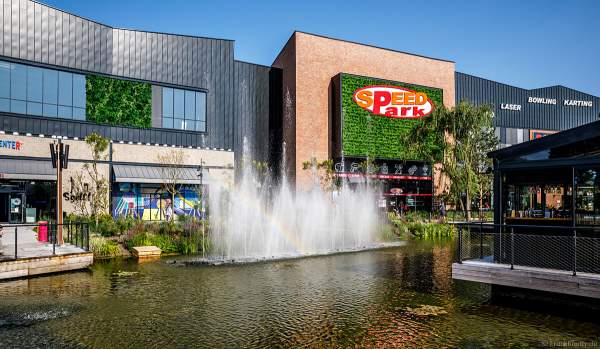 Musikalische Wasserspiele in der Shopping Promenade Coeur Alsace, Vendenheim bei Straßburg - Frankreich