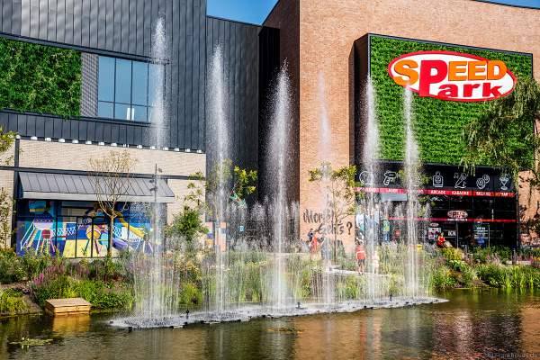 Musikalische Wasserspiele in der Shopping Promenade Coeur Alsace, Vendenheim bei Straßburg - Frankreich