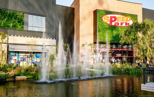 Musikalische Wasserspiele in der Shopping Promenade Coeur Alsace, Vendenheim bei Straßburg - Frankreich