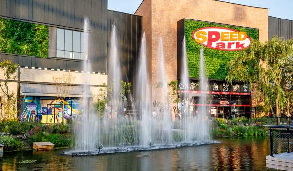 Musikalische Wasserspiele in der Shopping Promenade Coeur Alsace, Vendenheim bei Straßburg - Frankreich