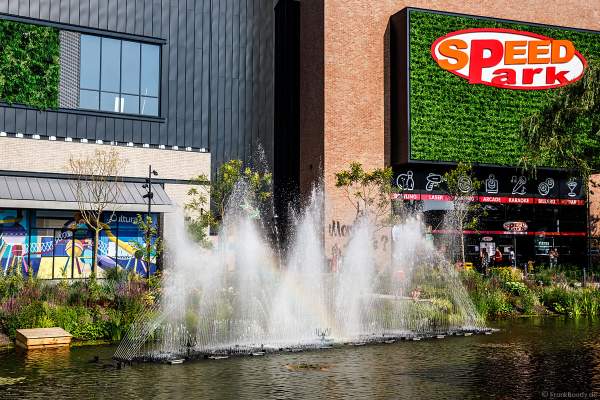 Musikalische Wasserspiele in der Shopping Promenade Coeur Alsace, Vendenheim bei Straßburg - Frankreich
