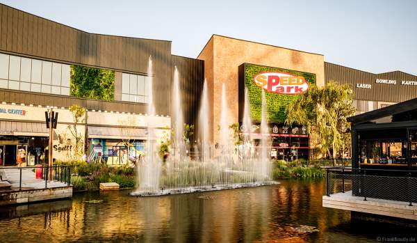 Musikalische Wasserspiele in der Shopping Promenade Coeur Alsace, Vendenheim bei Straßburg - Frankreich