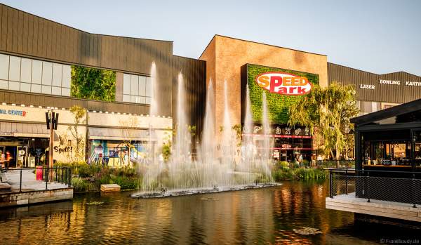 Musikalische Wasserspiele in der Shopping Promenade Coeur Alsace, Vendenheim bei Straßburg - Frankreich
