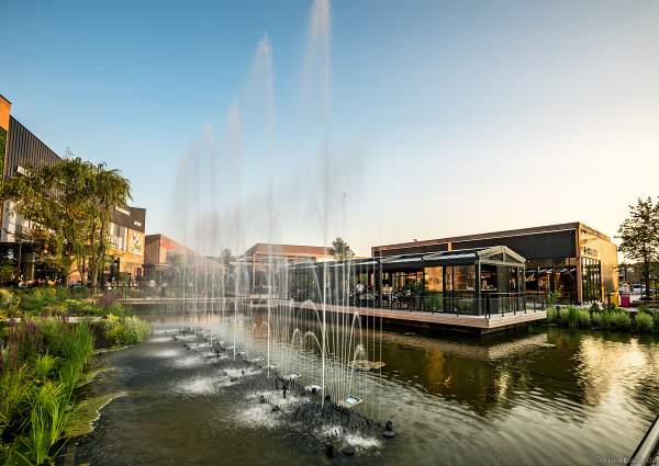 Musikalische Wasserspiele in der Shopping Promenade Coeur Alsace, Vendenheim bei Straßburg - Frankreich