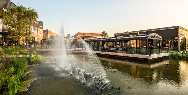 Musikalische Wasserspiele in der Shopping Promenade Coeur Alsace, Vendenheim bei Straßburg - Frankreich