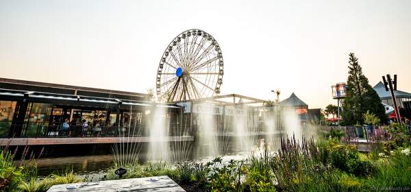 Musikalische Wasserspiele in der Shopping Promenade Coeur Alsace, Vendenheim bei Straßburg - Frankreich