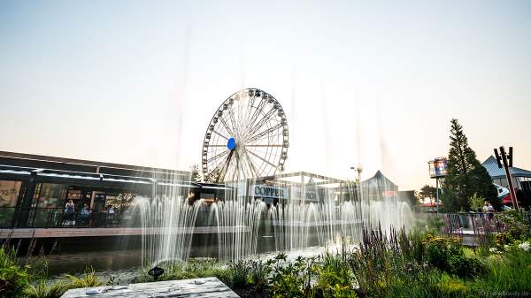 Musikalische Wasserspiele in der Shopping Promenade Coeur Alsace, Vendenheim bei Straßburg - Frankreich