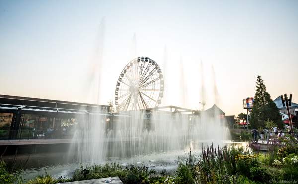 Musikalische Wasserspiele in der Shopping Promenade Coeur Alsace, Vendenheim bei Straßburg - Frankreich
