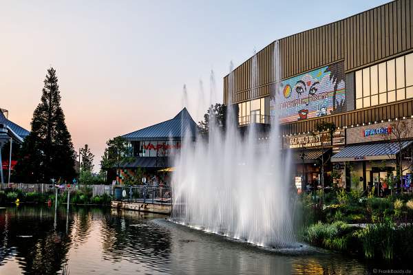 Musikalische Wasserspiele in der Shopping Promenade Coeur Alsace, Vendenheim bei Straßburg - Frankreich