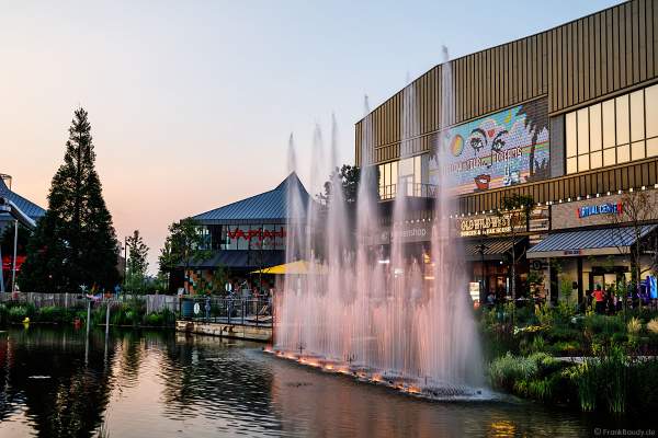 Musikalische Wasserspiele in der Shopping Promenade Coeur Alsace, Vendenheim bei Straßburg - Frankreich