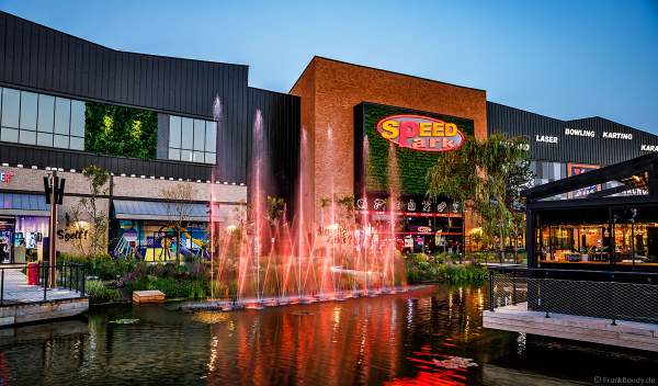 Musikalische Wasserspiele in der Shopping Promenade Coeur Alsace, Vendenheim bei Straßburg - Frankreich