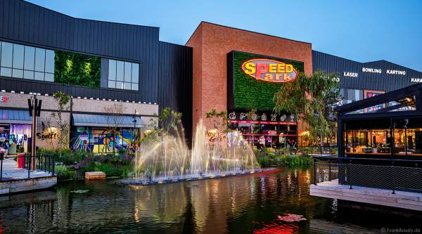 Musikalische Wasserspiele in der Shopping Promenade Coeur Alsace, Vendenheim bei Straßburg - Frankreich