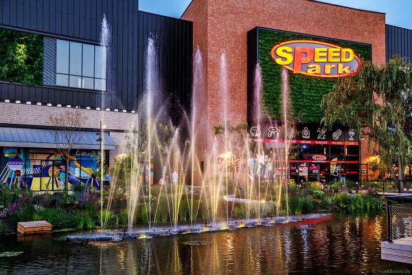 Musikalische Wasserspiele in der Shopping Promenade Coeur Alsace, Vendenheim bei Straßburg - Frankreich