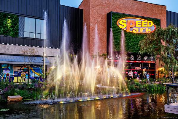 Musikalische Wasserspiele in der Shopping Promenade Coeur Alsace, Vendenheim bei Straßburg - Frankreich
