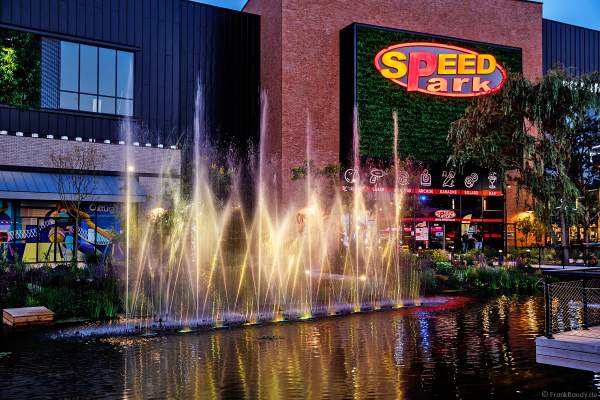 Musikalische Wasserspiele in der Shopping Promenade Coeur Alsace, Vendenheim bei Straßburg - Frankreich