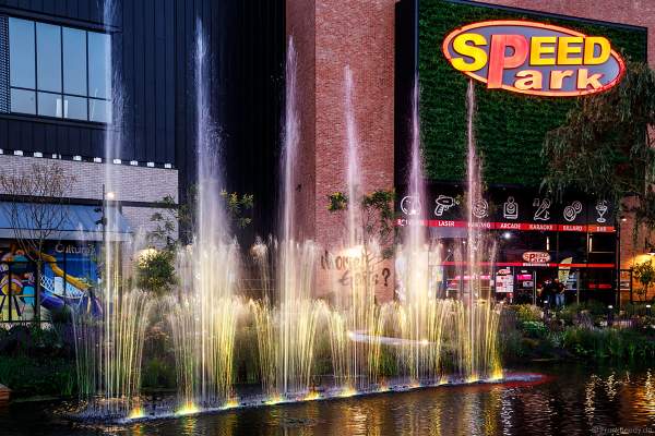 Musikalische Wasserspiele in der Shopping Promenade Coeur Alsace, Vendenheim bei Straßburg - Frankreich