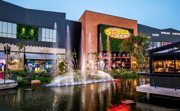 Musikalische Wasserspiele in der Shopping Promenade Coeur Alsace, Vendenheim bei Straßburg - Frankreich