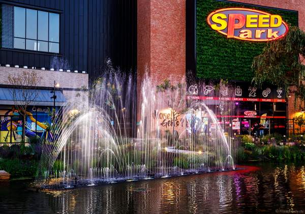 Musikalische Wasserspiele in der Shopping Promenade Coeur Alsace, Vendenheim bei Straßburg - Frankreich