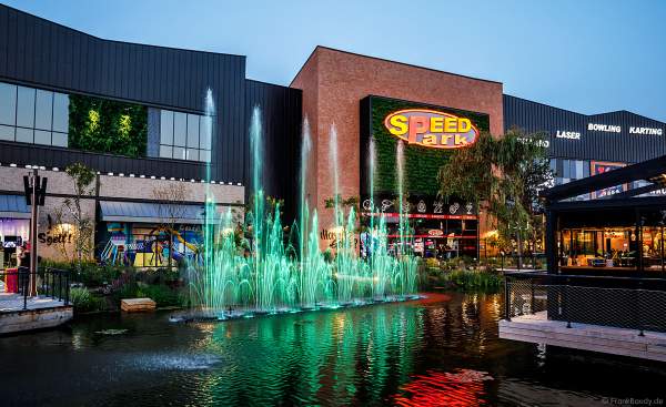 Musikalische Wasserspiele in der Shopping Promenade Coeur Alsace, Vendenheim bei Straßburg - Frankreich