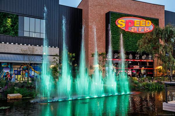 Musikalische Wasserspiele in der Shopping Promenade Coeur Alsace, Vendenheim bei Straßburg - Frankreich
