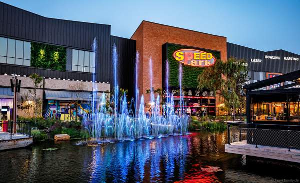 Musikalische Wasserspiele in der Shopping Promenade Coeur Alsace, Vendenheim bei Straßburg - Frankreich