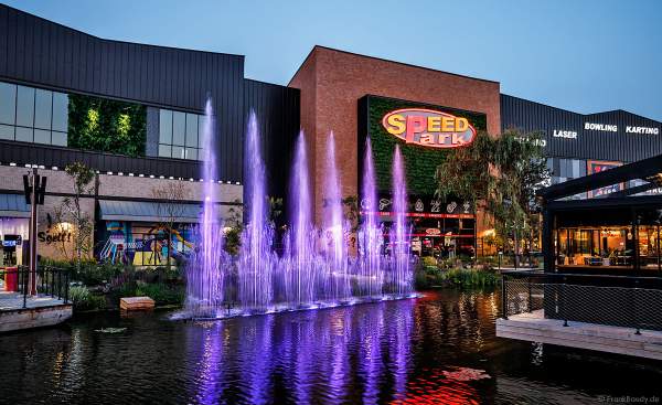 Musikalische Wasserspiele in der Shopping Promenade Coeur Alsace, Vendenheim bei Straßburg - Frankreich