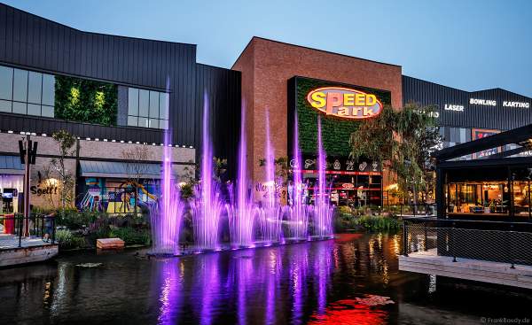 Musikalische Wasserspiele in der Shopping Promenade Coeur Alsace, Vendenheim bei Straßburg - Frankreich